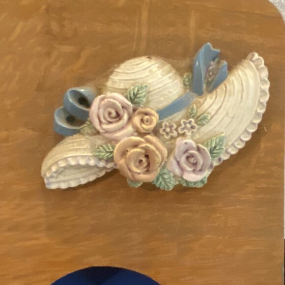 VINTAGE FRAME -- Musical, Holds 2 Photos, Garden Theme w/Hat & Basket of Flowers - Picture 4 of 9